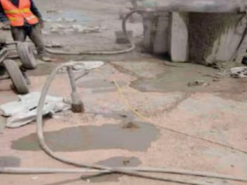 松柏镇水泥混凝土路面板底注浆技术 路面脱空注浆整治方案